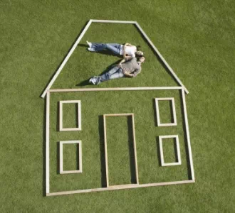 dom na trawie